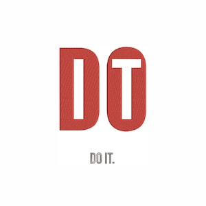Peut inclure: Sur fond blanc, le mot "DO" en rouge, avec une ligne blanche au centre de chaque lettre. En dessous, le texte "DO IT."