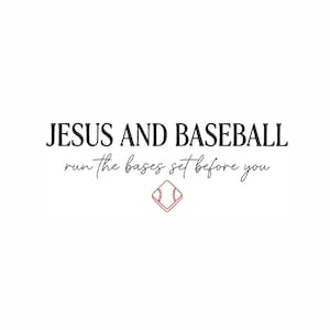 Peut inclure: Un design graphique présentant le texte noir JESUS AND BASEBALL dans une police serif grasse, suivi du texte en écriture cursive run the bases set before you, et un petit contour rouge d'un terrain de baseball avec des détails de couture.