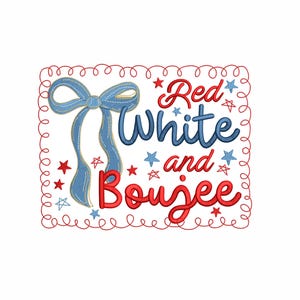 Może przedstawiać: Prostokątny wzór z napisem "Red White and Boujee" w czerwonym i niebieskim skrypcie, z niebieską kokardą i gwiazdami. Wzór obwiedziony czerwoną, wyszywaną obwódką, idealny do patriotycznych rzemiosł.