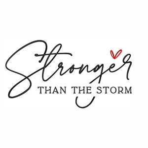Könnte beinhalten: Schwarz-weiße Typografie mit dem Text "Stronger than the storm" und einem kleinen roten Herzen über dem Wort "Stronger".
