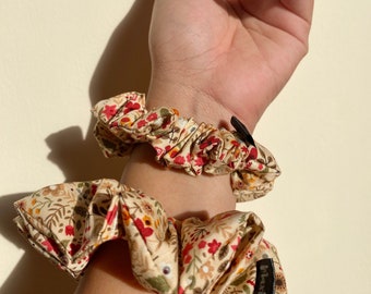Summer Scrunchie Floral Cotton Poplin Fabric Hair Tie Vrouwen Cadeau voor haar ideeën Dikke Hair Bun Hair Scrunchies Handmade UK