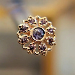 Pendiente de cartílago con flor de amatista en oro macizo de 14 quilates. Pendiente de cartílago con flor de amatista, piedra preciosa sin rosca, pendiente de hélice con parte trasera plana.