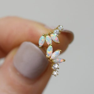 Pendiente de oro de 14 quilates con ópalo y moissanita, sin rosca, con pasador a presión, delicado pendiente en forma de abanico, para cartílago, hélice, piedra natural, parte trasera plana, 20 g, regalo para ella
