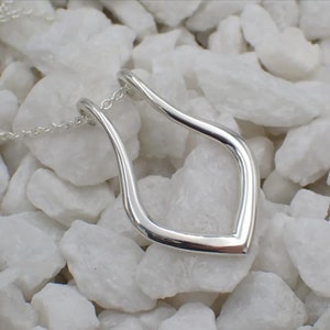 Collar de flores con soporte de anillo, collar con soporte de anillo, regalo para enfermera, regalo para médico, joyería delicada, colgante de buena suerte, collar de atención médica