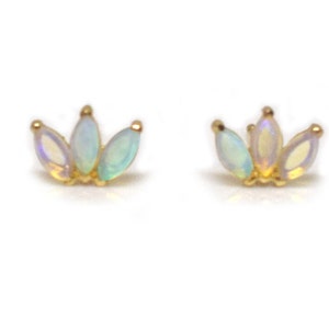 Pendiente de ópalo de rombo diminuto de oro de 14 quilates Pasador de empuje sin rosca Labret Dainty Forma de abanico Cartílago Hélice Tajo Pendiente de espalda plana pendiente hecho a mano 16 g