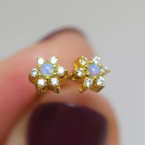 14K Solid Gold opal Cartilage Piercing, Fanta Opal Flower Earring, opal moissanite Conch Stud, Daith, Tragus Stud, Flat Back Earring 16g