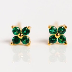 14K Solid Gold emerald Flower Cartilage Earring, emerald Helix Piercing,green Gemstone Threadless End Conch Stud, Flat Back Stud Earring