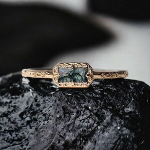Anillo de boda de ágata de musgo natural Anillo de oro amarillo Art Déco Anillos de aniversario de ágata verde de corte baguette único Regalo de joyería delicada para ella