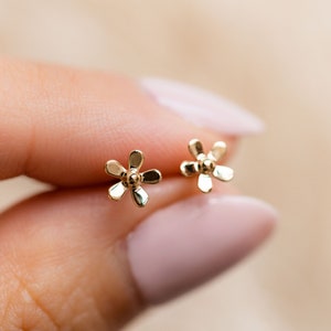 14K gold flower Earring Threadless Push Pin Stud Dainty Flower Shape Cartilage Helix Conch Earring five leaf flower Flat Back Earring gift