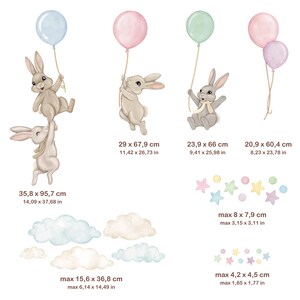 K&ouml;nnte beinhalten: Ein Set Wandaufkleber mit zwei Hasen, die Ballons, Wolken und Sterne halten. Die Hasen sind hellbraun mit grauen Ohren und Nasen. Die Ballons sind rosa, blau und gr&uuml;n. Die Wolken sind wei&szlig; mit blauen und rosa Akzenten. Die Sterne sind gelb, rosa, blau und gr&uuml;n. Die Aufkleber sind etwa 15,6 cm x 36,8 cm gro&szlig;.