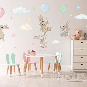 K&ouml;nnte beinhalten: Ein Set Wandaufkleber f&uuml;r Kinderzimmer mit niedlichen Hasen, die Ballons, Wolken und Sterne halten. Die Aufkleber sind perfekt f&uuml;r ein Babyzimmer oder ein Spielzimmer f&uuml;r Kinder.