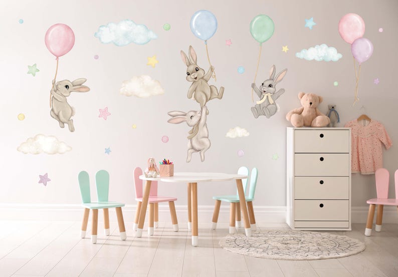 K&ouml;nnte beinhalten: Ein Set Wandaufkleber f&uuml;r Kinderzimmer mit niedlichen Hasen, die Ballons, Wolken und Sterne halten. Die Aufkleber sind perfekt f&uuml;r ein Babyzimmer oder ein Spielzimmer f&uuml;r Kinder.
