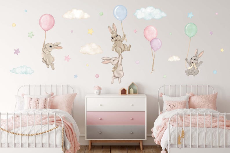 K&ouml;nnte beinhalten: Ein Set Wandaufkleber mit niedlichen Hasen, die Ballons und Wolken halten. Die Aufkleber sind perfekt f&uuml;r ein Kinderzimmer oder ein Babyzimmer. Die Hasen sind in Braun- und Graut&ouml;nen gehalten, die Ballons in Pastellfarben.