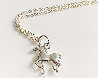 Sterling Silber Pferd Halskette, Silber Pony Anhänger, Reiter Geschenk, Pferdeliebhaber, Pony Schmuck, Geschenk für Tochter, Option zu personalisieren