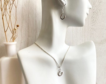 Conjunto de regalo de herradura de plata, collar y pendientes de plata de ley, regalo de buena suerte, regalo de novia, regalo para el amante de los caballos, joyería de plata