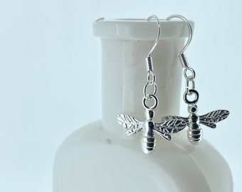 Pendientes de abeja de plata esterlina, abeja de miel, pendientes colgantes de abeja, abeja de Manchester, regalo para ella, regalo amante de la abeja