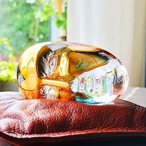 Kosta Boda Annual Brains 2023 - Bertil Vallien glass art Sweden - handmade glass head gold/silver on leather cushion