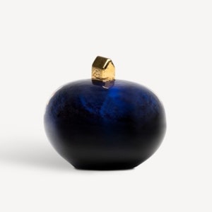Kosta Boda Bertil Vallien sculpture Earth &#39;Midnight&#39; with golden home, Artist Collection 2023 Sweden