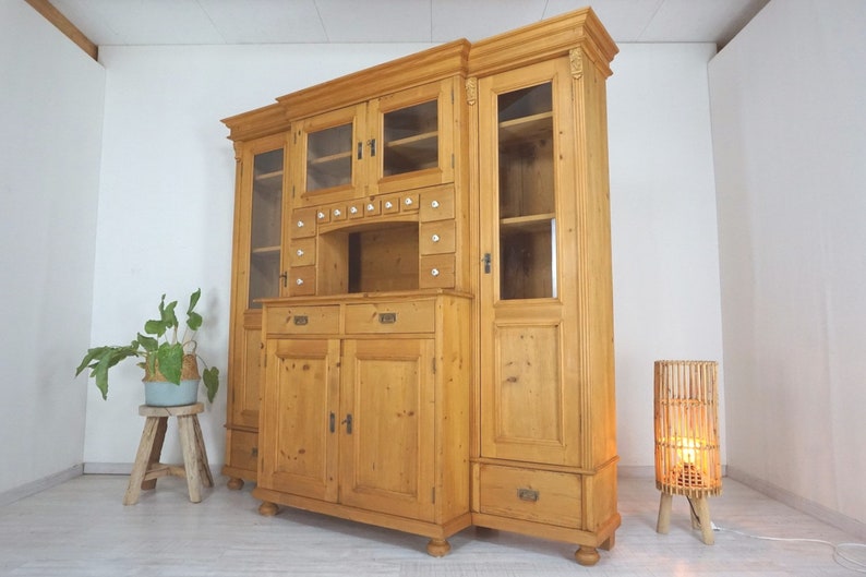 großes Jugendstil Buffet in Weichholz, Landhaus-Vitrine-Küchenschrank image 10