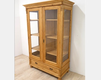 traumhafte seitlich verglaste Jugendstil Vitrine von 1900 Jhd, Weichholz massiv