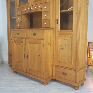 großes Jugendstil Buffet in Weichholz, Landhaus-Vitrine-Küchenschrank image 9