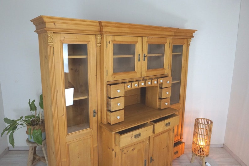 großes Jugendstil Buffet in Weichholz, Landhaus-Vitrine-Küchenschrank image 4