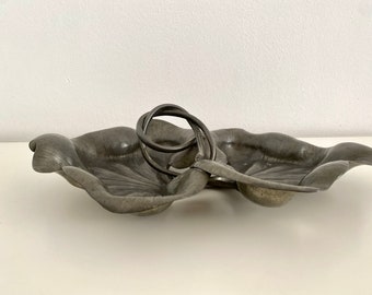 Pezzo raro, vassoio in peltro, "Art Nouveau" del francese timbrato A.E.Chanal-disegno foglia di ninfea