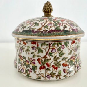 Uma caixa de armazenamento de porcelana e bronze pintada à mão “WL Wong Lee1895” em estilo clássico