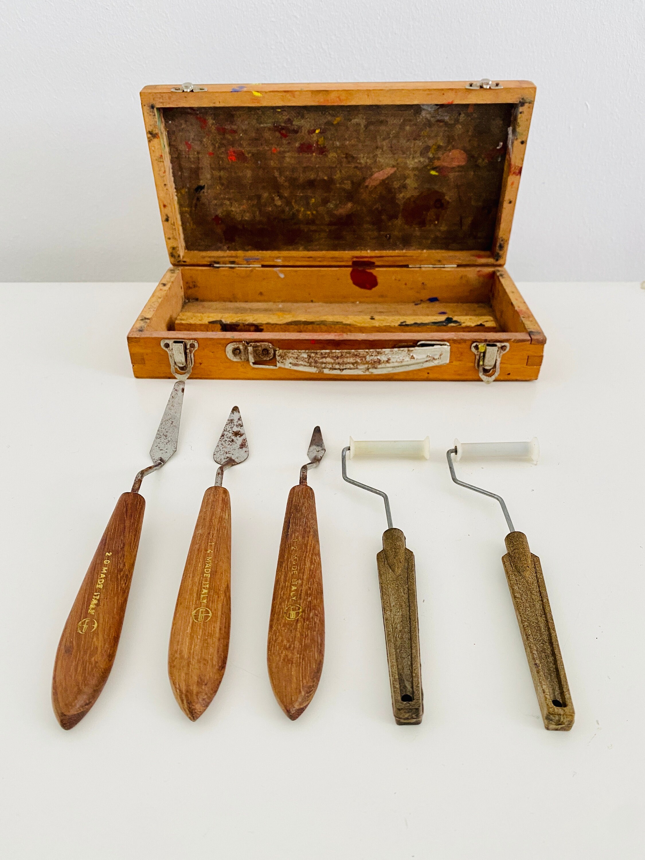 Vintage wooden paint box for artist, metal handle paint box with tools. Vintage Italian box and knives