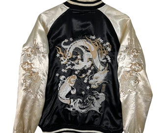 Chaqueta vintage japonesa tradicional Sukajan con bordado de motivos de peces koi y dragones: Talla mediana
