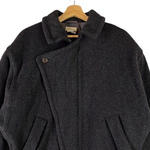 Puede incluir: Una taza de cer&aacute;mica blanca con un asa negra y el texto "But First, Coffee" en un estilo manuscrito. La taza es para bebidas calientes y tiene un acabado brillante.