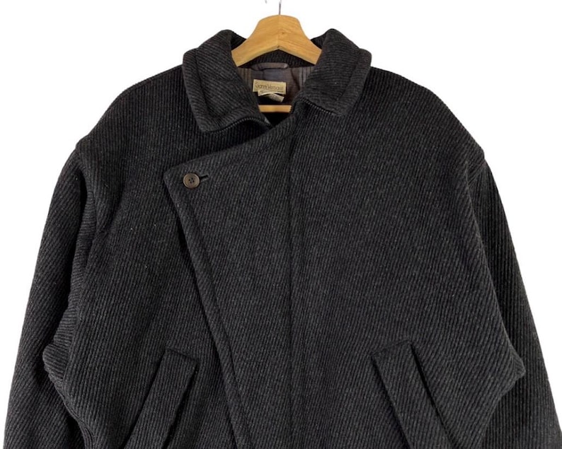 Puede incluir: Una taza de cer&aacute;mica blanca con un asa negra y el texto "But First, Coffee" en un estilo manuscrito. La taza es para bebidas calientes y tiene un acabado brillante.