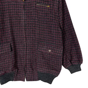 Puede incluir: Chaqueta bomber a cuadros burdeos y negros con cierre de cremallera completo y dos bolsillos delanteros. La chaqueta tiene cuello, pu&ntilde;os y dobladillo de punto acanalado en gris oscuro. Fabricada en tejido.