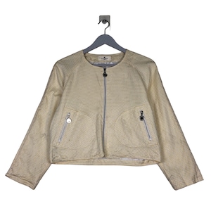 K&ouml;nnte beinhalten: Eine gelbe Jacke mit wei&szlig;em Muster und Rei&szlig;verschluss. Die Jacke hat zwei Taschen mit Rei&szlig;verschl&uuml;ssen auf der Vorderseite.