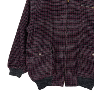 Puede incluir: Chaqueta bomber a cuadros burdeos y negros con cremallera dorada y dos bolsillos delanteros. La chaqueta tiene pu&ntilde;os y dobladillo de canal&eacute; gris. La tela tiene un aspecto texturizado.