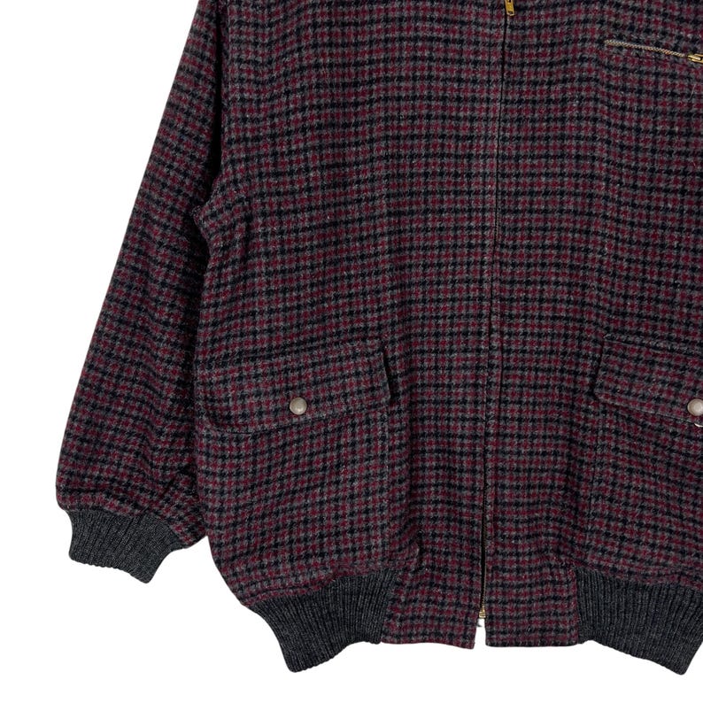 Puede incluir: Chaqueta bomber a cuadros burdeos y negros con cremallera dorada y dos bolsillos delanteros. La chaqueta tiene pu&ntilde;os y dobladillo de canal&eacute; gris. La tela tiene un aspecto texturizado.