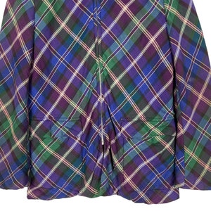 Puede incluir: Una chaqueta de cuadros de color morado, verde y azul con cierre de cremallera y dos bolsillos.