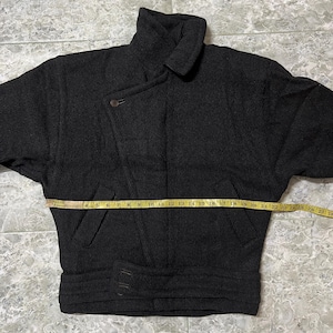 Chaqueta bomber de policía vintage de Gianni Versace de los años 70, fabricada en Italia, talla 46. imagen 11