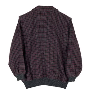 Puede incluir: Chaqueta a cuadros burdeos y negros con dobladillo y pu&ntilde;os de canal&eacute; grises. La chaqueta tiene un cuello y una silueta cl&aacute;sica de cazadora bomber. La tela tiene un aspecto texturizado.