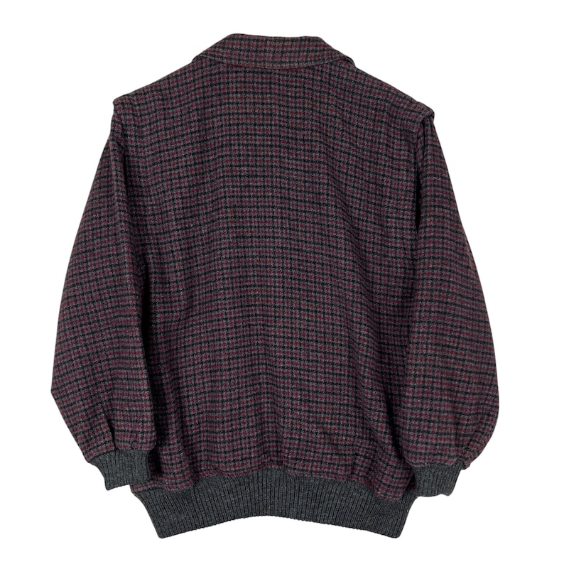 Puede incluir: Chaqueta a cuadros burdeos y negros con dobladillo y pu&ntilde;os de canal&eacute; grises. La chaqueta tiene un cuello y una silueta cl&aacute;sica de cazadora bomber. La tela tiene un aspecto texturizado.