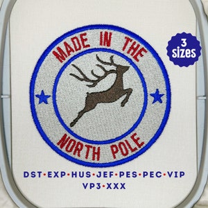 Pode incluir: Um design de bordado circular vermelho, branco e azul com uma silhueta de rena e o texto "MADE IN THE NORTH POLE". O design está disponível em três tamanhos. Os formatos de arquivo de bordado são DST, EXP, HUS, JEF, PES, PEC, VIP e VP3.
