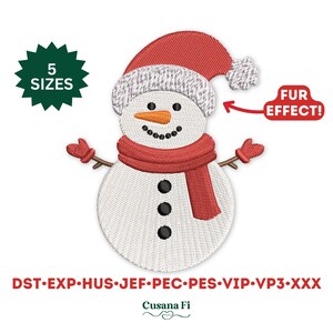 Puede incluir: Diseño bordado de un muñeco de nieve con un gorro rojo, una bufanda y guantes. El muñeco de nieve tiene una nariz de zanahoria, ojos negros y tres botones negros. El diseño incluye el texto "FUR EFFECT!" y "DST-EXP-HUS-JEF-PEC-PES-VIP-VP3-XXX".