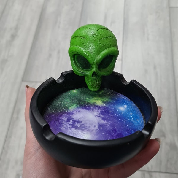 Green Gothic Alien X Skull Head Cigarette Ashtray Black Nebula Space Smokers 420 Novelty Gift 13cm