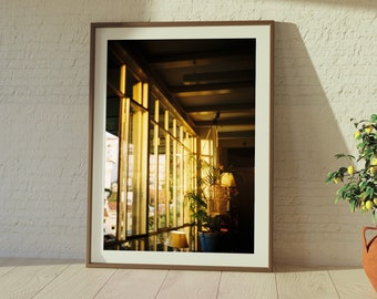 Lissabon Cafe Bliss: zonovergoten 35 mm-filmfoto, uitzicht op de stad, raamdecoratie
