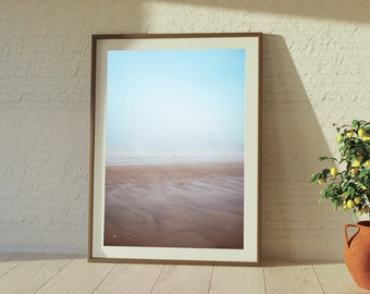 Minimalistische strandprint: mistige oceaanscène, kustkunst