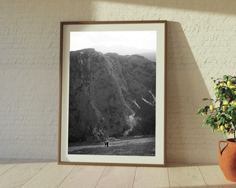 Intieme reflecties: kussend koppel voor majestueus berglandschap | Romantische zwart-wit print