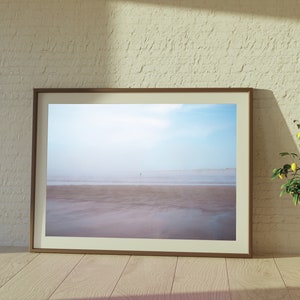 Fotoafdruk van een mistig strand | Minimalistisch kustlandschap (archiefkwaliteit mat papier) afbeelding 3