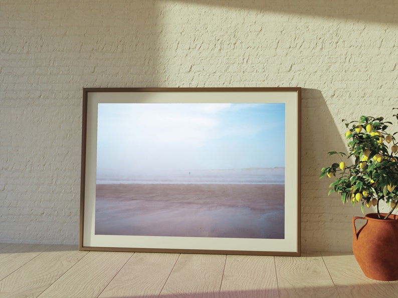 Fotoafdruk van een mistig strand | Minimalistisch kustlandschap (archiefkwaliteit mat papier) afbeelding 3