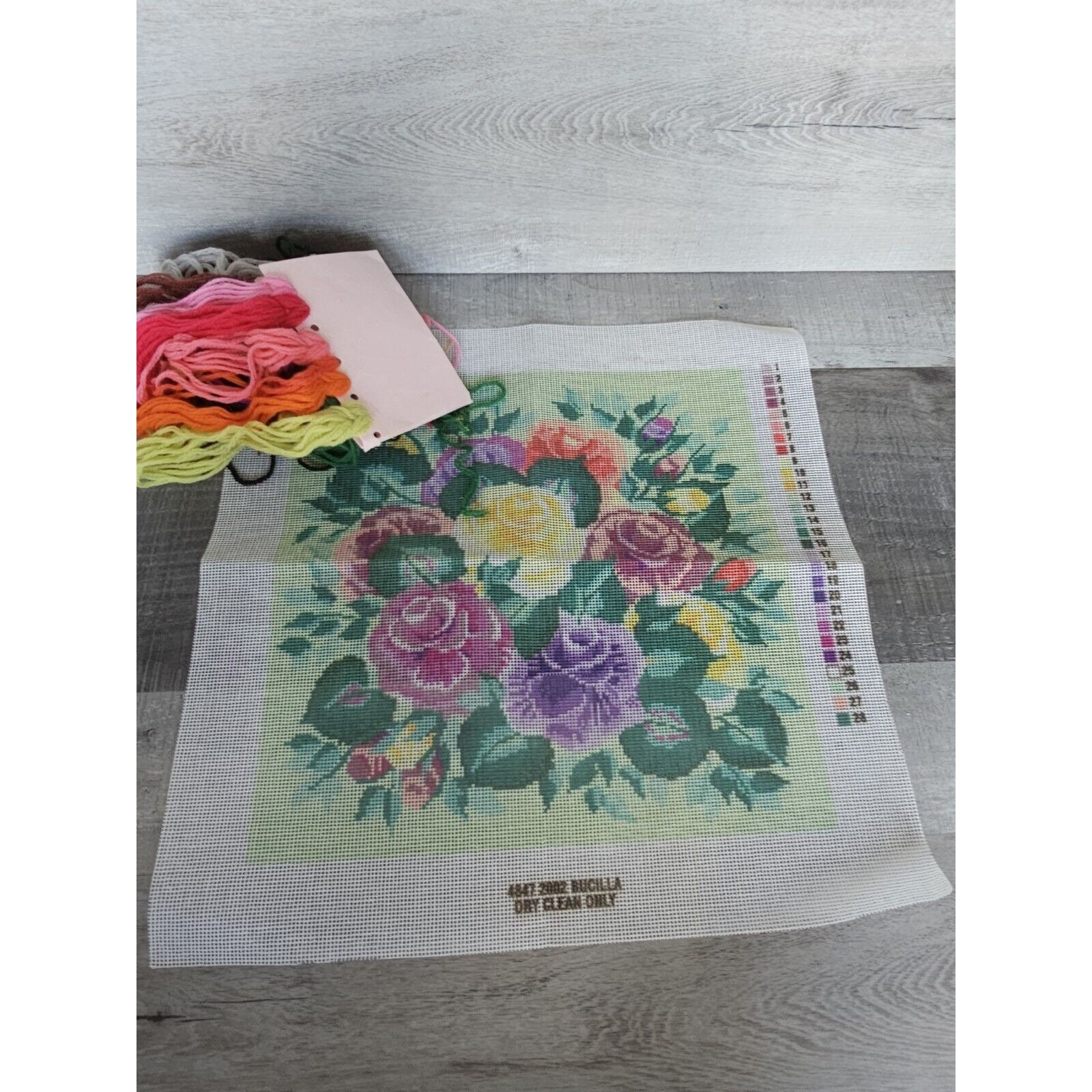 Broderie Vintage 1992 Bucilla Crewel Papillons Et Fleurs Roses, Encadrée Sans Verre - FINIE