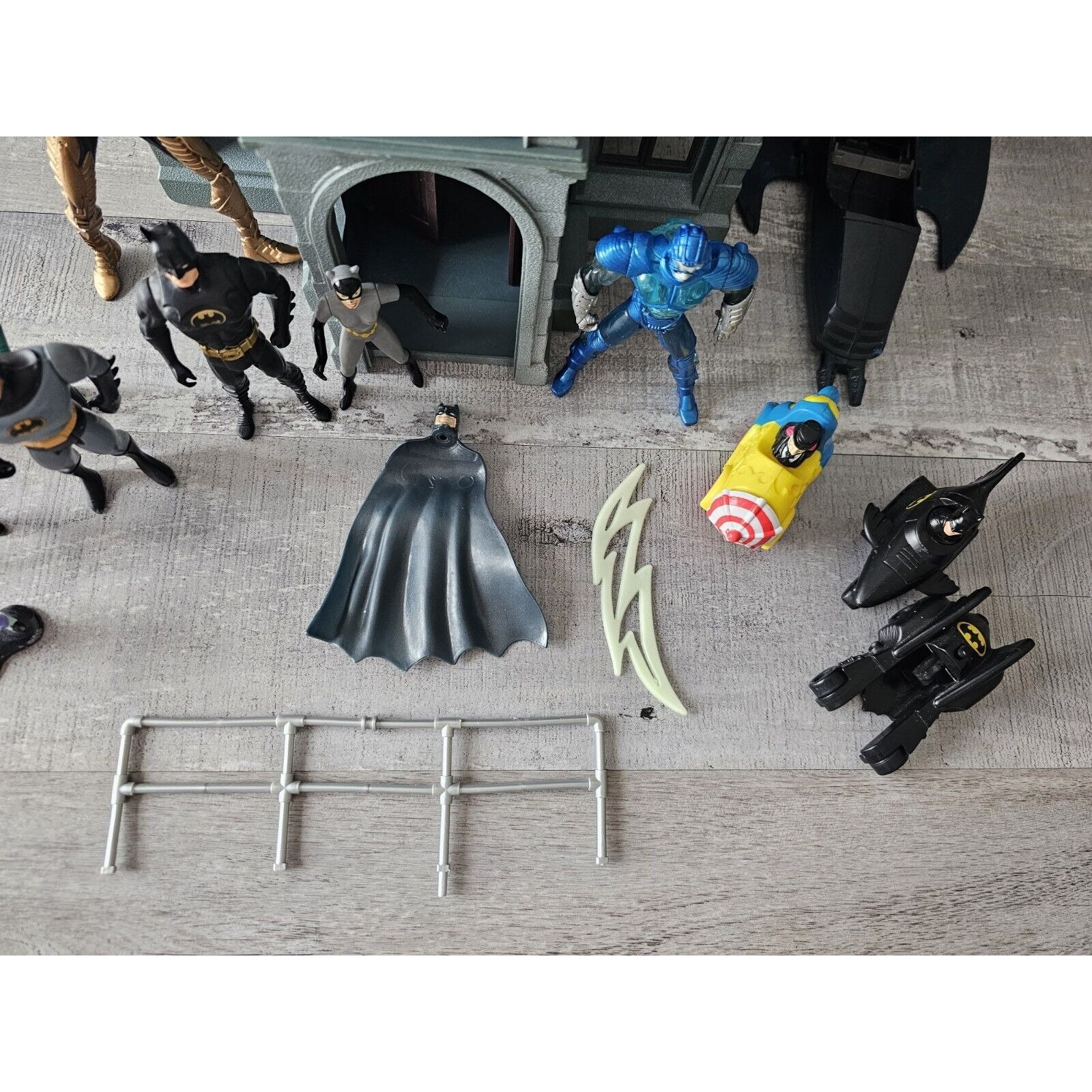 Playset Batcave Kenner Batman Forever 1995 – Incomplet, Pour Pièces Ou Déco
